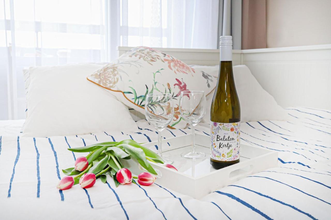 Silver Lodge Ezuestpart Apartman Siófok Eksteriør billede